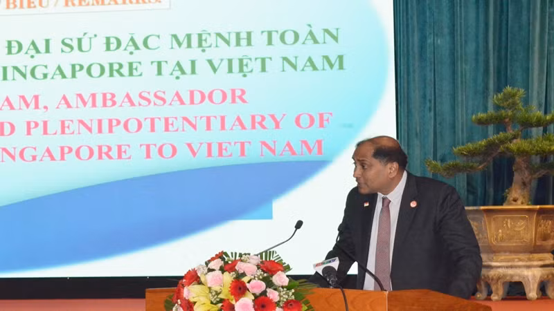 Đại sứ đặc mệnh toàn quyền Singapore tại Việt Nam Jaya Ratnam phát biểu tại hội nghị