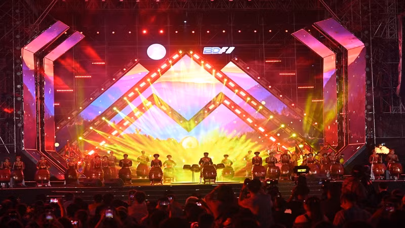 Mở đầu lễ khai mạc là màn biểu diễn trống với chủ đề "Tinh hoa đất võ".