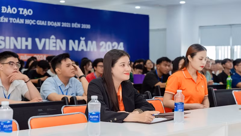 Trường hè sinh viên là dịp để các học sinh, sinh viên có dịp giao lưu, học hỏi, trao đổi thêm kiến thức mới ngành Toán học.