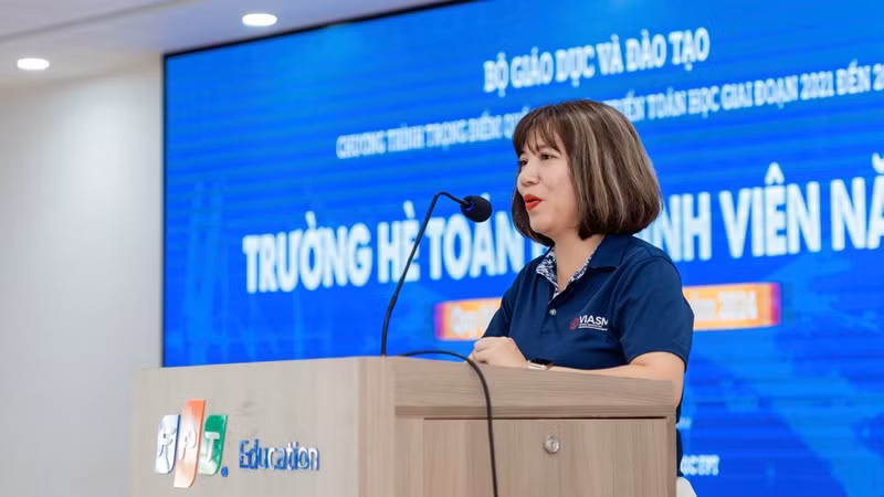 Tiến sĩ Trịnh Thị Thúy Giang, Phó Giám đốc Viện Nghiên cứu cao cấp về Toán phát biểu tại lễ khai mạc.