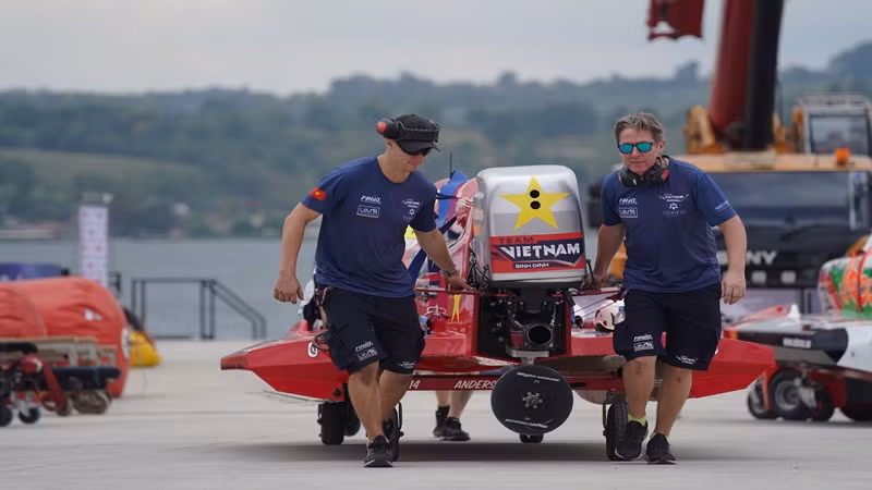 Đội đua F1H2O Bình Định - Việt Nam lần đầu ra quân ở một đấu trường dành cho bộ môn đua thuyền máy công thức 1 lớn nhất thế giới.