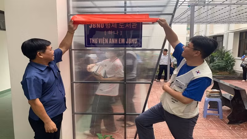 Khánh thành thư viện ngoài trời - “Thư viện anh em JBNU”.
