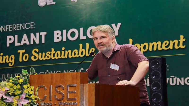 Giáo sư David Jackson, Viện nghiên cứu Cold Spring Harbor Laboratory Hoa Kỳ phát biểu tại hội nghị. Giáo sư David Jackson, Viện nghiên cứu Cold Spring Harbor Laboratory Hoa Kỳ phát biểu tại hội nghị.