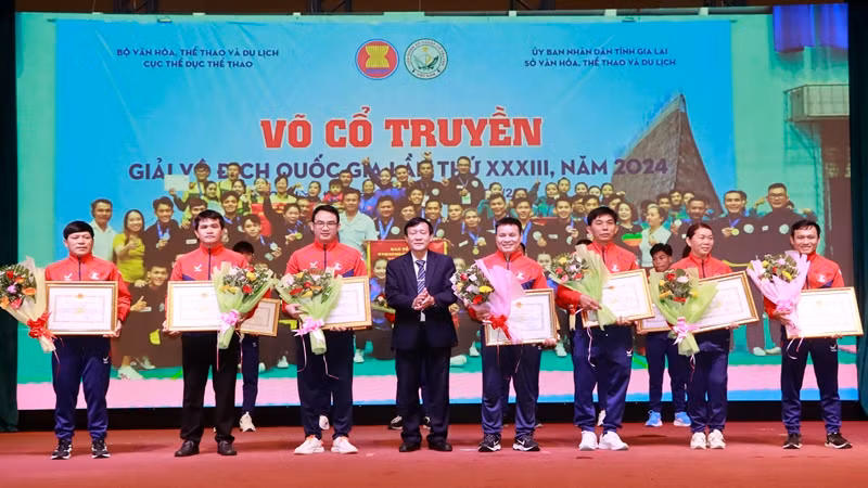 Giám đốc Sở Văn hóa và Thể thao Bình Định Tạ Xuân Chánh trao tặng bằng khen cho các huấn luyện viên, vận động viên xuất sắc môn võ cổ truyền.