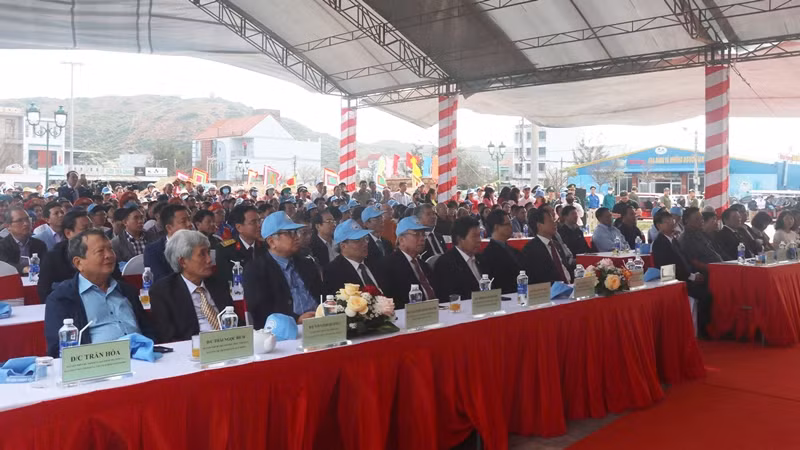 Đông đảo đại biểu, người dân, du khách về tham dự buổi lễ.