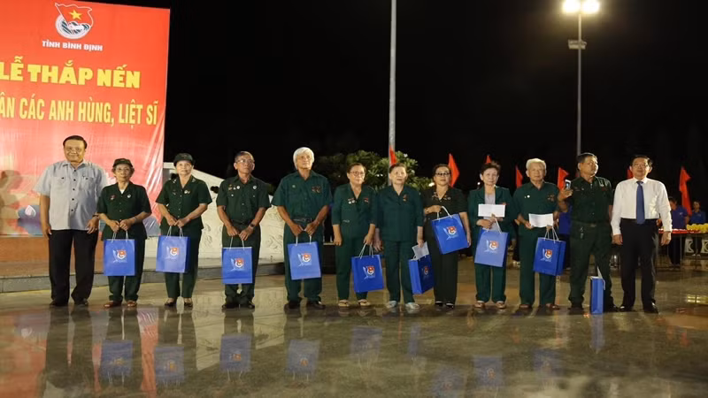 Lãnh đạo Tỉnh ủy Bình Định tặng quà tri ân các cựu chiến binh, thanh niên xung phong.