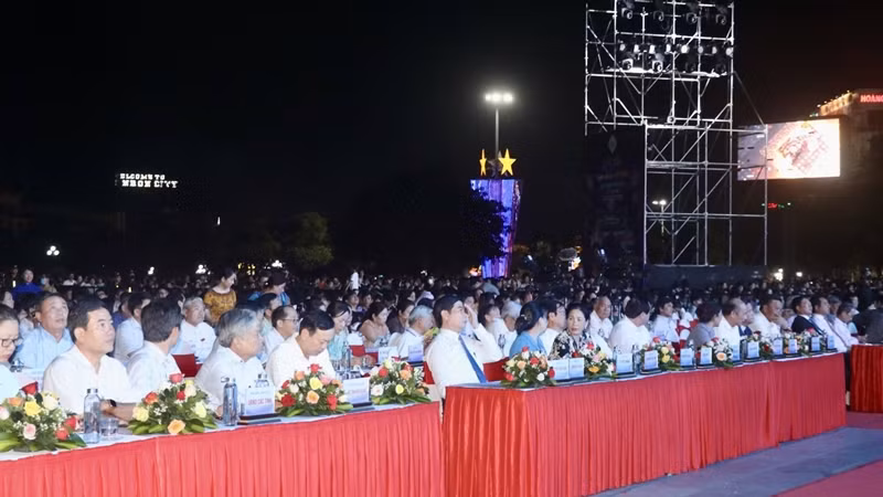 Nhiều lãnh đạo, nguyên lãnh đạo Ủy ban nhân dân tỉnh Bình Định hiện diện ở buổi lễ khai mạc.