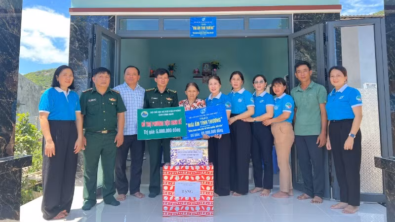 Các đơn vị bàn giao nhà "Mái ấm tình thương" và trao sinh kế cho hộ bà Đỗ Thị Hộ.
