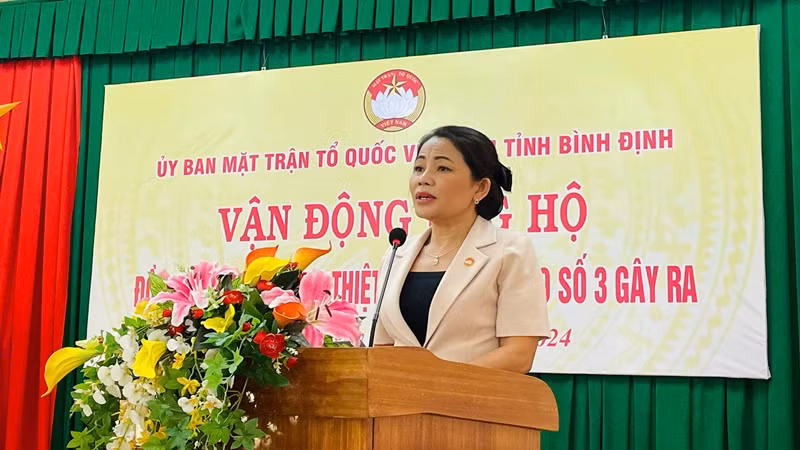 Chủ tịch Ủy ban Mặt trận Tổ quốc Việt Nam tỉnh Bình Định Nguyễn Thị Phong Vũ phát biểu tại buổi vận động.