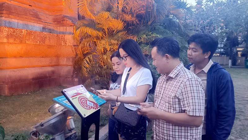 Du khách trải nghiệm dự án tại di tích Tháp Đôi.