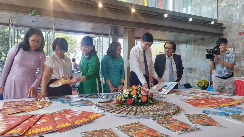 Các đại biểu tìm hiểu các ấn phẩm báo chí tại Hội báo xuân Giáp Thìn 2024.