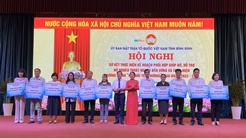 Trao kinh phí hỗ trợ xây dựng nhà đại đoàn kết năm 2024 cho các địa phương trong tỉnh.