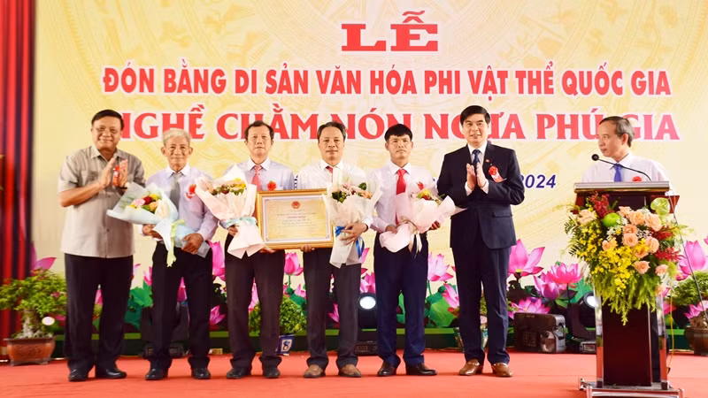 Lãnh đạo huyện Phù Cát đón nhận Bằng di sản văn hóa phi vật thể quốc gia “Nghề chằm Nón ngựa Phú Gia”.