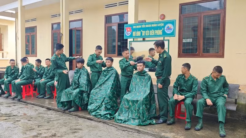 Cắt tóc theo quy định.