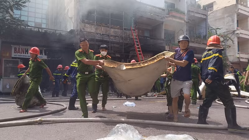 Một số tấm đệm được vận chuyển ra để bảo đảm nguy cơ cháy không còn.