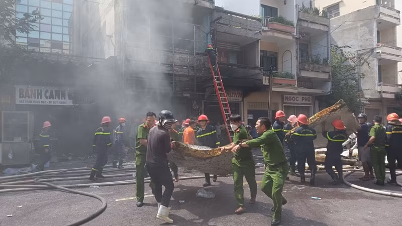 Người dân hỗ trợ mang vật liệu dễ cháy ra ngoài.