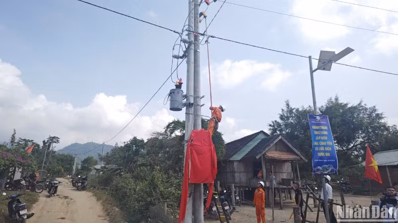 Đấu nối kỹ thuật điện lưới quốc gia vào làng Canh Tiến.