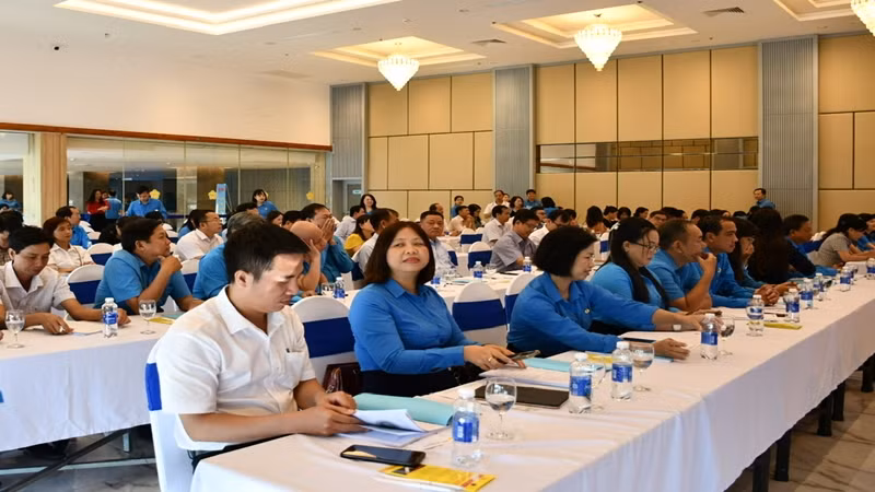 Hội nghị có sự tham gia của các học viên là chủ tịch, phó chủ tịch, cán bộ phụ trách công tác chính sách pháp luật Công đoàn Viên chức các tỉnh.