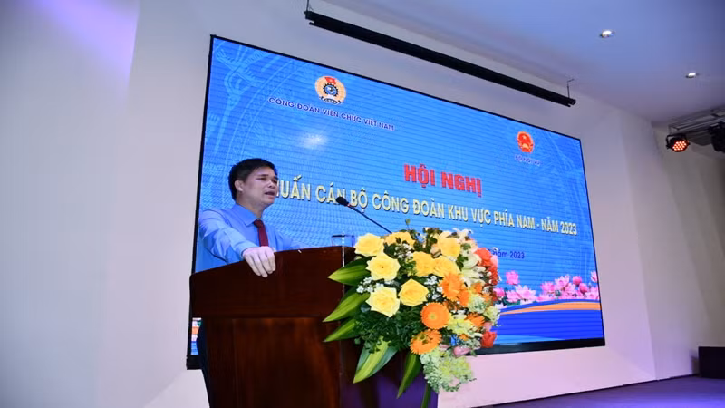 Phó Chủ tịch Tổng Liên đoàn Lao động, Chủ tịch Công đoàn Viên chức Việt Nam Ngọ Duy Hiểu phát biểu ý kiến tại hội nghị.