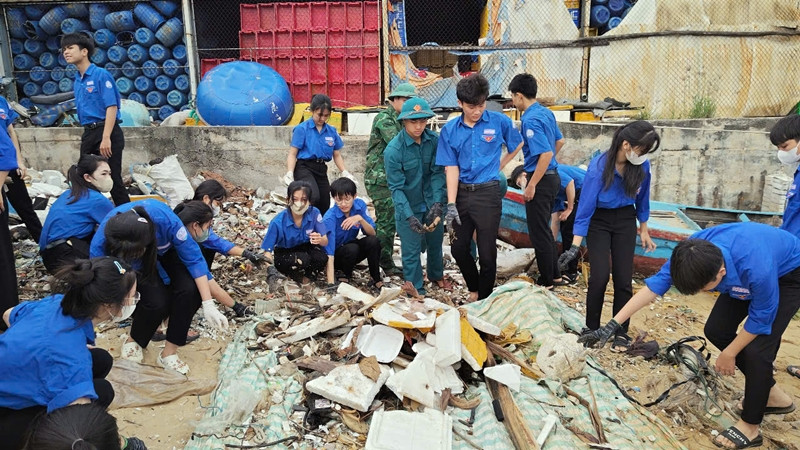 Thanh niên Tỉnh đoàn Bình Định ra quân làm sạch bờ biển.