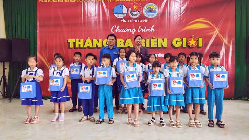 Tặng quà cho con em ngư dân và học sinh có hoàn cảnh khó khăn.