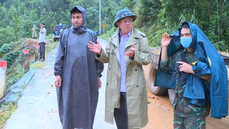 Phó Chủ tịch Ủy ban nhân dân huyện An Lão Đỗ Tùng Lâm (giữa) chỉ đạo khắc phục sạt lở do ảnh hưởng mưa lũ trên địa bàn.