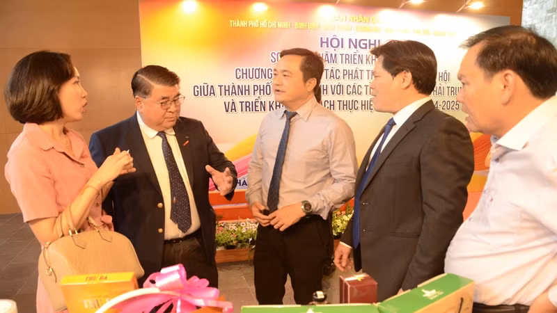 Các đại biểu tham quan khu trưng bày, giới thiệu sản phẩm, dự án, thành tựu nổi bật của các địa phương.