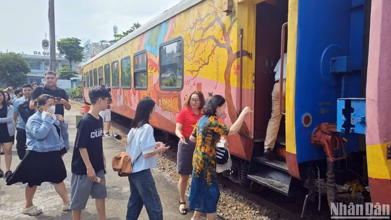 Tiếp đón du khách lên tàu.