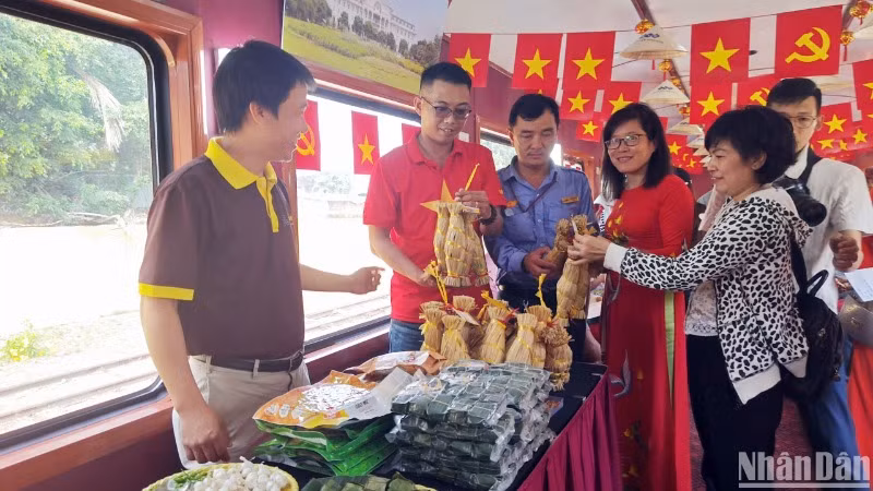 Du khách trải nghiệm đặc sản ẩm thực Bình Định.