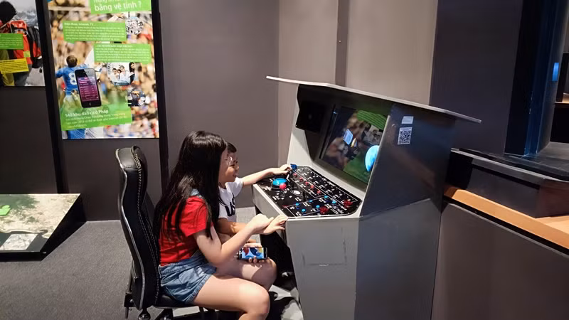 Các em nhỏ hăng say tìm hiểu về vũ trụ.