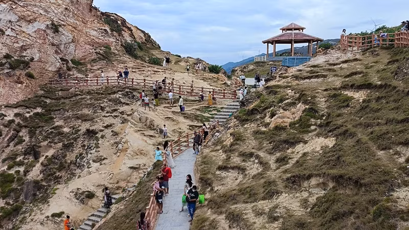 Ngoài bãi tắm Kỳ Co, Eo Gió cũng là điểm đến không thể bỏ qua của rất nhiều du khách.