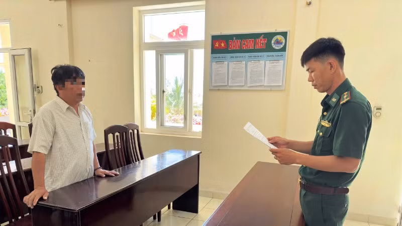 Cán bộ Đồn Biên phòng Mỹ An đọc quyết định xử phạt vi phạm hành chính chủ tàu cá vi phạm.