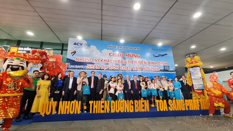 Những vị khách đầu tiên đặt chân đến Bình Định năm 2024.