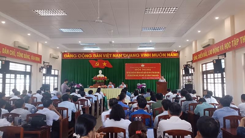 Quang cảnh buổi tiếp xúc cử tri tại huyện Hoài Ân, tỉnh Bình Định.