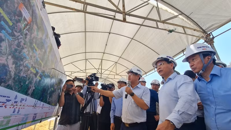 Bộ trưởng Giao thông vận tải kiểm tra hiện trường và nghe báo cáo về tình hình triển khai các dự án đường bộ cao tốc Bắc - Nam.