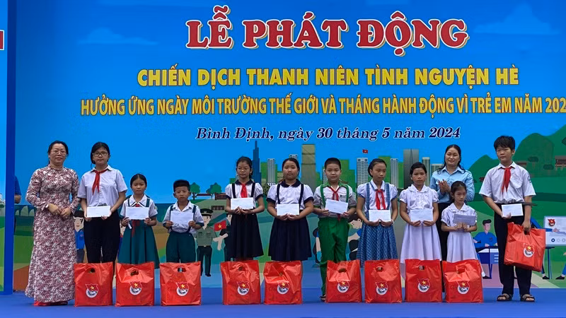 Trao học bổng và tặng quà cho các em học sinh có hoàn cảnh khó khăn.