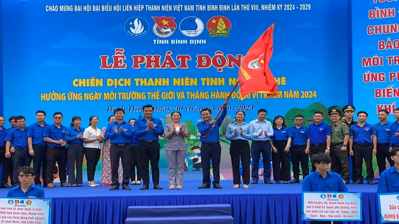 Bí thư Tỉnh đoàn Bình Định Nguyễn Thành Trung phất cờ phát động chiến dịch thanh niên tình nguyện hè 2024.