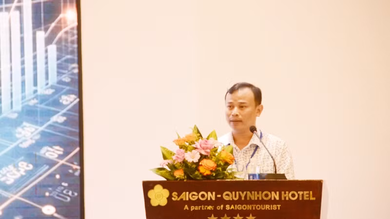 Phó Giám đốc Sở Công thương Bình Định Nguyễn Đình Kha báo cáo tại hội nghị.