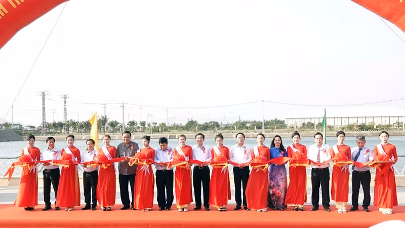 Các đại biểu cắt băng khánh thành dự án Hệ thống tiêu thoát lũ sông Dinh.