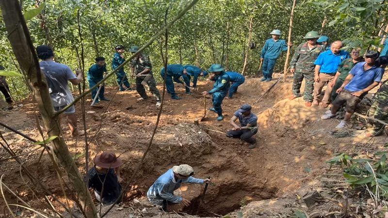 Lực lượng tìm kiếm, quy tập hài cốt liệt sĩ tại đồi 174. (Ảnh: Bộ Chỉ huy quân sự tỉnh)