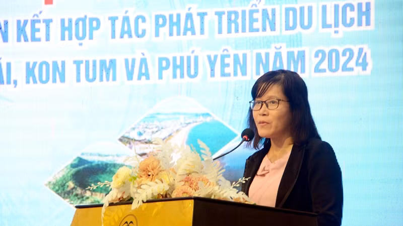 Phó Giám đốc Sở Du lịch Bình Định Nguyễn Thị Kim Chung báo cáo kết quả triển khai chương trình hợp tác phát triển du lịch 6 tỉnh năm 2024.