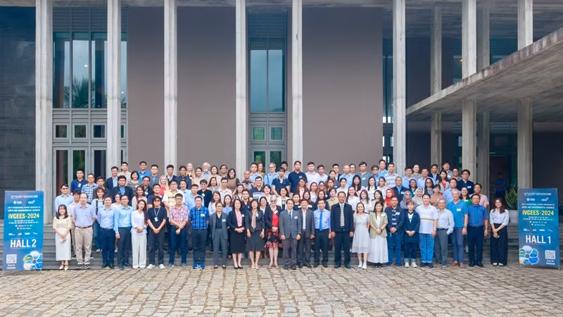 Các đại biểu chụp ảnh lưu niệm tại Trung tâm ICISE. Các đại biểu chụp ảnh lưu niệm tại Trung tâm ICISE.