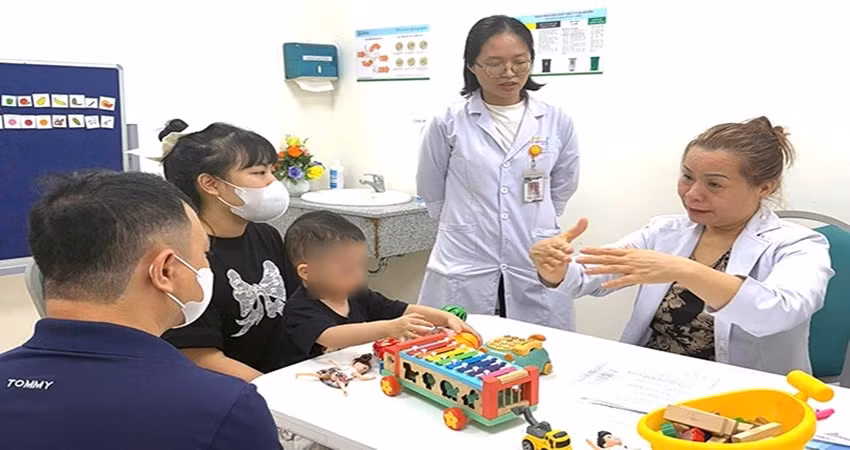 Bác sĩ CKII Thái Thị Thanh Thủy tư vấn điều trị. (Ảnh Mai Hoàng)