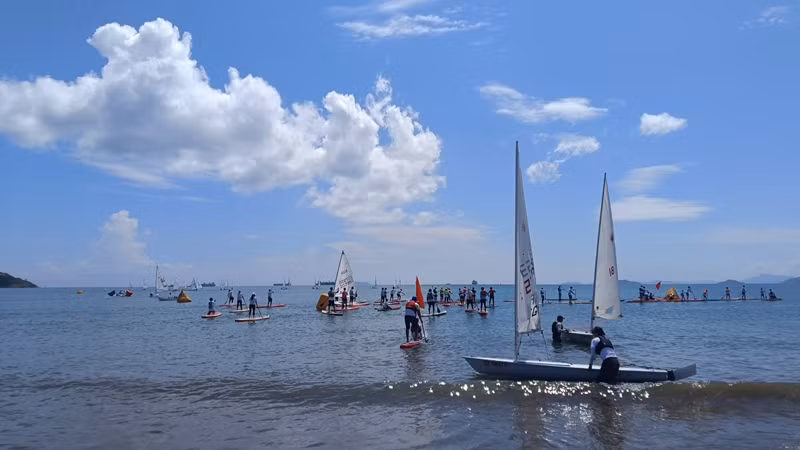 Giải đua thuyền buồm quốc tế và ván chèo đứng Quy Nhơn có sự tham gia của 20 vận động viên quốc tế chuyên nghiệp đến từ 12 quốc gia khác nhau.