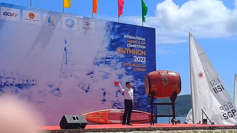 Phó Chủ tịch Ủy ban nhân dân tỉnh Bình Định Lâm Hải Giang đánh trống khai mạc giải.