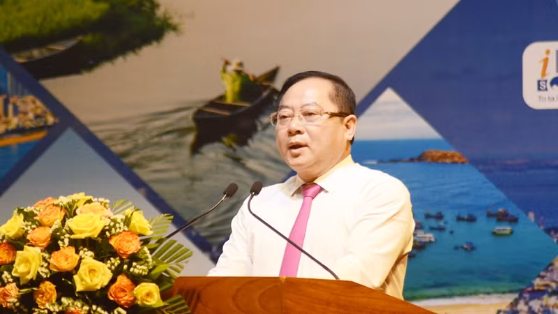 Ông Lê Xuân Sơn,Tổng Biên tập Báo Tiền Phong phát biểu tại hội thảo.