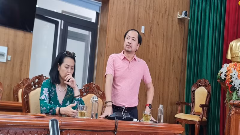 Ông Trần Việt Anh, Chủ tịch Công ty Fleur De Lys Hospitality (đơn vị tài trợ đội đua thuyền máy F1H2O Bình Định-Việt Nam) cung cấp thông tin cho báo chí về giải đấu.