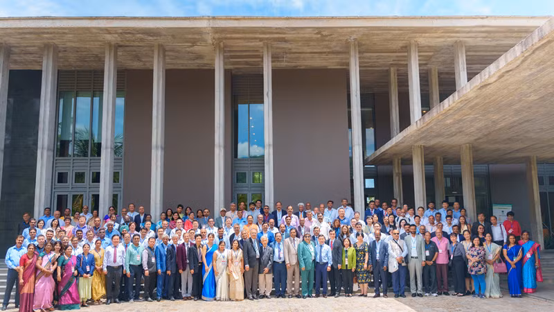 Các đại biểu chụp ảnh tại Trung tâm ICISE.