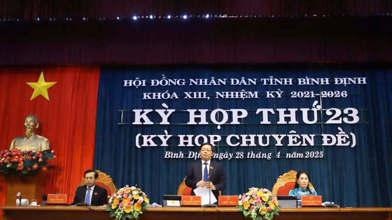 Bí thư Tỉnh ủy Hồ Quốc Dũng phát biểu tại kỳ họp. Bí thư Tỉnh ủy Hồ Quốc Dũng phát biểu tại kỳ họp.