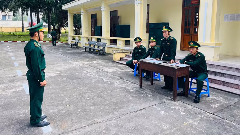 Thực hành điều lệnh đối với chiến sĩ mới.